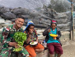 Senyum Mama Kago Makan Siang Bersama Prajurit Buaya Putih Kostrad