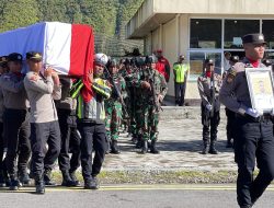 Gugur dalam Tugas, Jenazah Bripka Anumerta Ronald M. Enok Diterbangkan ke Jayapura dan Dimakamkan di Sentani