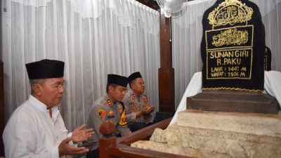 Kapolres Gresik AKBP Rovan Richard Mahenu Ziarah Wali ke Makam Sunan Giri dan Makam Syekh Maulana Malik Ibrahim