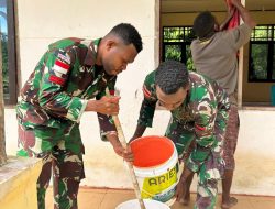 Satgas Yonif 762/VYS Gotong Royong Pengecatan Gereja Bersama Warga Kampung Afkrem
