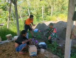 Gotong royong Babinsa Nabire bersama masyarakat dalam pembangunan rumah istrahat di TPU kampung Airmadidi.