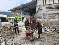 Babinsa Siriwo Melaksanakan Karya Bakti dalam Percepatan Pembangunan Rumah Warga.