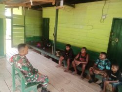 Babinsa kwatisore laksanakan komsos dengan pemuda kampung kwatisore tanamkan keterlibatan pemuda dalam menjaga keamanan lingkungan.