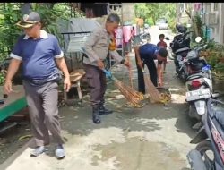 Polri Peduli Sesama, Aksi Bhabinkamtibmas Kedoya Selatan Bantu Warga Bersihkan Sisa Banjir