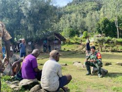 Danramil Homeyo Laksanakan Komunikasi Sosial dengan Warga Kampung Pogapa.