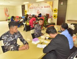 Wujud Kepedulian Sosial, Prajurit Koarmada III Ikut Serta dalam Donor Darah di Hotel Aimas, Sorong