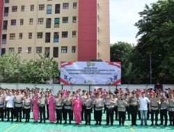 Kado Tahun Baru: 145 Personel Polres Metro Jakarta Barat Naik Pangkat, Tradisi Penyiraman Air hingga Tumpeng Warnai Upacara