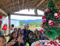 Merayakan Natal Dan Tahun Baru 2025, Satgas Yonif 641/Bru Bagikan Hadiah Natal Di Distrik Kobakma