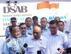 Perdana Pembagian Makan Bergizi Gratis, Pangkoopsud I Dampingi Menteri Koperasi Tinjau Pembagian MBG ke Siswa SDS Angkasa 5 Lanud HLM