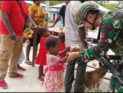 Masyarakat Kampung Jagiro Antusias Terima Bubur Kacang Ijo Dari Satgas Yonif 642/Kps