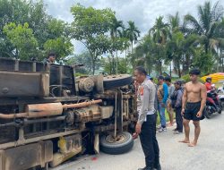 Alami Rem Blong Truk Bermuatan Kayu Tabrak Tiga Sepeda Motor Sekaligus, Dua Korban Luka Serius