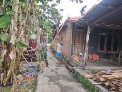 Babinsa Hidupkan Semangat Gotong Royong Perbaiki Rumah Warga yang Rusak