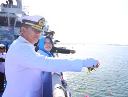 Pangkoarmada III Pimpin Peringatan Hari Dharma Samudera 2025 dengan Upacara dan Tabur Bunga di Atas Kapal Perang