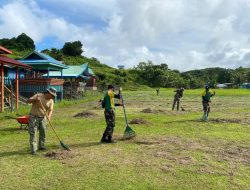 Satgas Pamtas Yonarmed 11 Kostrad Gelar Karya Bakti Pembersihan Lapangan Bola di Kampung Saliku, Malaysia