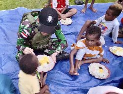 Makan Bersama Masyarakat Perbatasan, Wujud Kedekatan Satgas Yonif 131/Brajasakti Dengan Masyarakat Papua