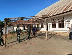 Gelar Karya Bakti Satgas Yonif 144/JY Bantu Masyarakat Persiapkan Acara Adat