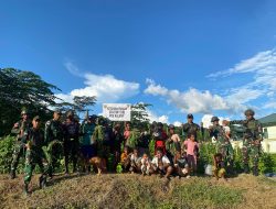 Satgas Yonif 131/Brajasakti Panen Sayuran Bersama Warga