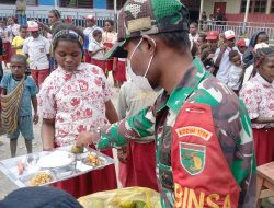 Babinsa Sugapa Melaksanakan Pemberian Makan Kepada Anak Sekolah Dalam Program Makan Bergizi Gratis di Kabupaten Intan Jaya