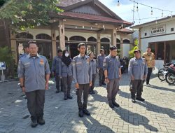 Babinsa Dan Bhabinkamtibmas Danukusuman Latih PBB Kepada Linmas