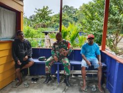 Babinsa Siriwo Jalin Keakraban Melalui Komsos dengan Warga
