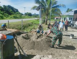 Babinsa Kwatisore Laksanakan Gotong Royong Pembuatan Jembatan di Wami Jaya