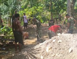 Gotong Royong Anggota Koramil Nabire Bersama Masyarakat Dalam Pembuatan MCK di Dusun Kali Korowa