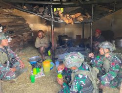 Satgas Yonif 323 Kostrad Laksanakan Anjangsana dan Beri Pengobatan Gratis
