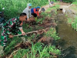 Maksimalkan Fungsi Irigasi, Babinsa Karanggondang Bersama Warga Bersihkan Saluran Irigasi