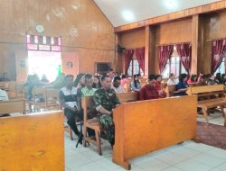 Bersama jemaat GKI Koinonoa babinsa Moanemani melaksanakan ibadah minggu.