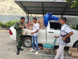 Babinsa Danukusuman Pantau Penjualan Paket Sembako Murah