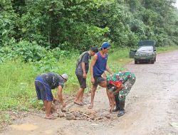 Babinsa Kwatisore Bersama Warga Gotong Royong Perbaiki Jalan Rusak