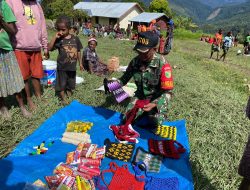 Danramil Homeyo Jalin komunikasi sosial bersama mama-mama perajin Noken di pasar kampung Pogapa