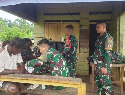 Berikan Rasa Aman dan Peduli Warga Binaan Satgas Yonif 144/JY Laksanakan Patroli dan Pelayanan Kesehatan