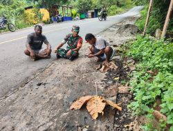 Babinsa Siriwo jalin hubungan yang harmonis dengan masyarakat kampung Aibore melalui komunikasi sosial.