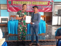 Babinsa Koramil 0818/34 Kromengan Dampingi Pembagian Sertifikat PTSL di Desa Karangrejo