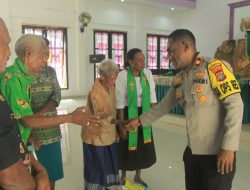 Kapolres Maybrat Gelar Agenda “Minggu Kasih”, Bagikan Bahan Makanan Kepada Lansia di Jemaat GKI Sorong, Distrik Ayamaru Barat