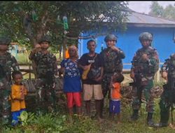 Satgas Yonif 642/KPS Berbagi Kebahagiaan Dengan Berikan Sembako Kepada Masyarakat