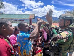 Prajurit Buaya Putih Kostrad Beri Kejutan untuk Anak-Anak Pedalaman Papua