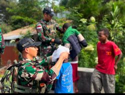 Satgas TNI Peduli : Yonif 641/Bru Bagikan Baju Gratis Pada Anak-Anak Papua, Wujud Cinta Kasih Dan Pengabdian Kepada Rakyat
