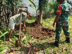 Kepedulian Babinsa Siriwo bantu warga dalam penggalian septic tank.