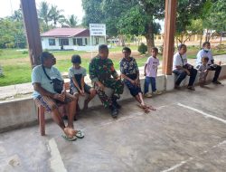 Wujud keakraban antara babinsa Kwatisore dengan masyarakat di wilayah binaan.