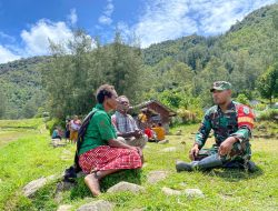 Melalui komunikasi sosial babinsa homeyo jalin kedekatan dan keakraban dengan masyarakat kampung pogapa.