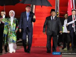 Presiden RI Prabowo Subianto Rangkul Hangat Kedatangan Presiden Erdogan di Pangkalan TNI AU Halim Perdanakusuma