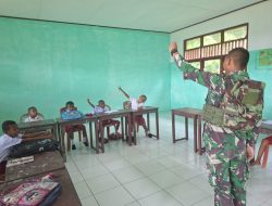 Satgas Yonif 642/Kps Pos Teluk Arguni Menjadi Pengajar di SD Inpres Bofuwer