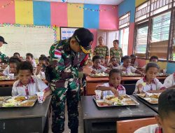 Turut serta sukseskan Program Makan Bergizi Gratis, Satgas Yonif 144/JY Gelar Makan Siang Bersama Murid SD Kp. Assiki