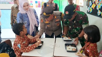 Dukung Program Asta Cita, Polres Gresik Gelar Makan Bergizi Gratis di UPT SDN 229 Menganti