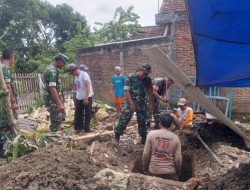Babinsa Bekerjasama Dengan Warga Bangun Rumah