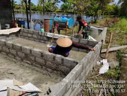 Babinsa Napah bantu warga kampung legari jaya dalam pembuatan bak penampungan ikan