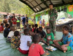 ANGGOTA KORAMIL 1705-05/HOMEYO BERSAMA SATGASTER HABEMA YONIF 754/ENK MELAKSANAKAN KEGIATAN PROGRAM MAKAN BERGIZI KEPADA ANAK-ANAK SD N INPRES POGAPA
