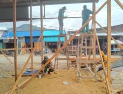 Jalin Kerja Sama dengan Warga, Babinsa Moanemani Bantu Pembangunan Kios.